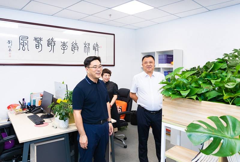 黑龙江省招标公司李宏伟总经理一行到《中国招标》调研