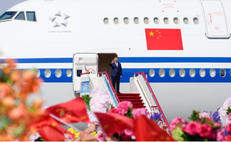 习近平率中央代表团抵达乌鲁木齐出席新疆维吾尔自治区成立70周年庆祝活动