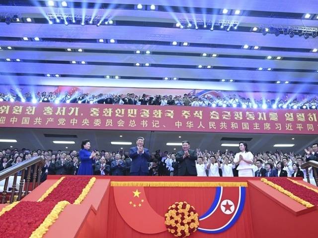 习近平和彭丽媛观看朝鲜专场文艺演出