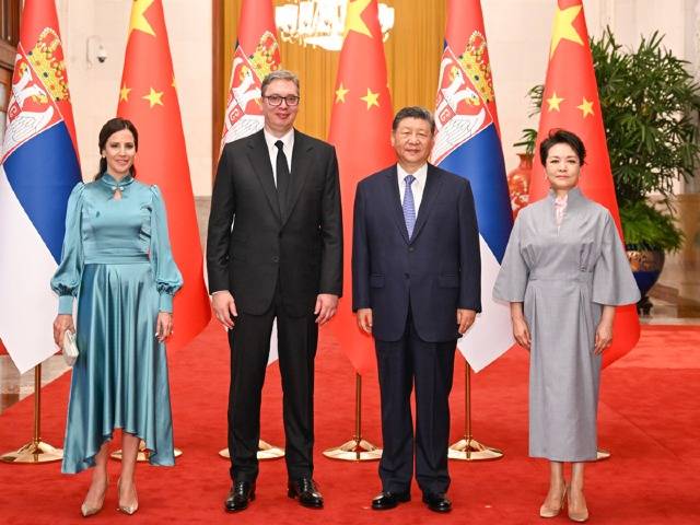 习近平同塞尔维亚总统武契奇会谈