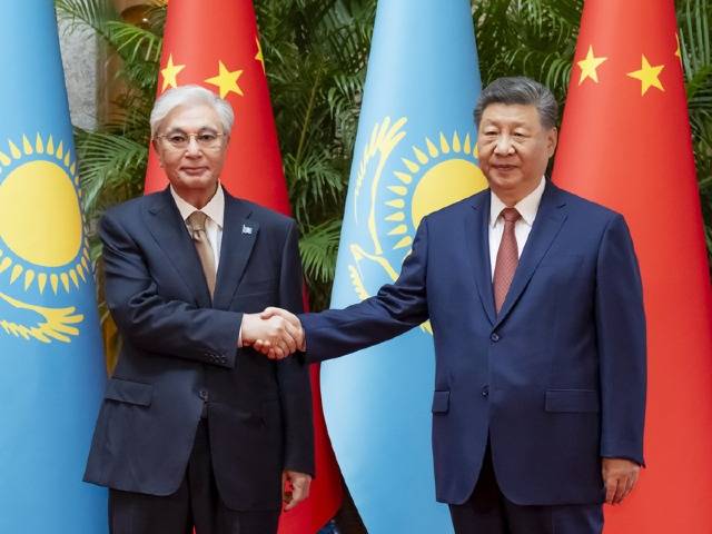 习近平会见哈萨克斯坦总统托卡耶夫