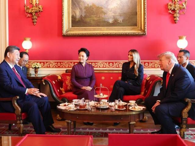 习近平和彭丽媛同美国总统特朗普夫妇茶叙