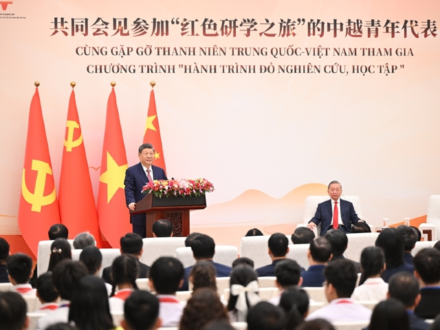 习近平同苏林共同会见中越青年代表