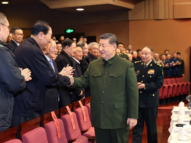 中央军委举行慰问驻京部队老干部迎新春演出 习近平向全军老同志祝贺新春