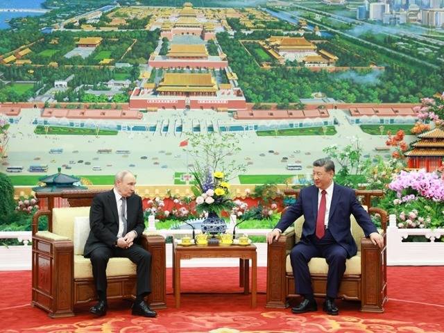 习近平同俄罗斯总统普京茶叙
