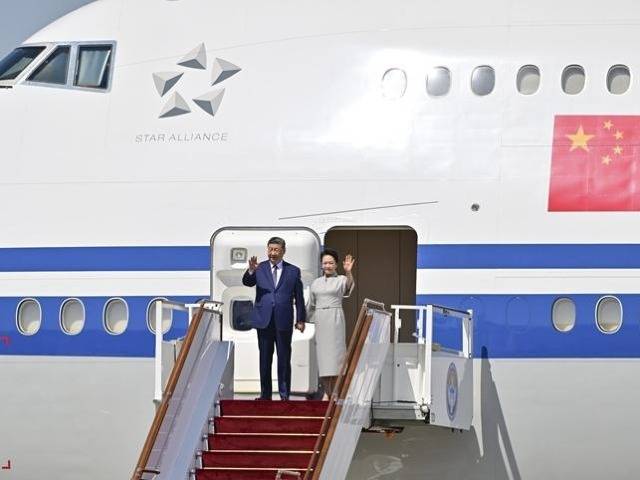 习近平抵达比什凯克出席2026年上海合作组织峰会并对吉尔吉斯斯坦进行国事访问