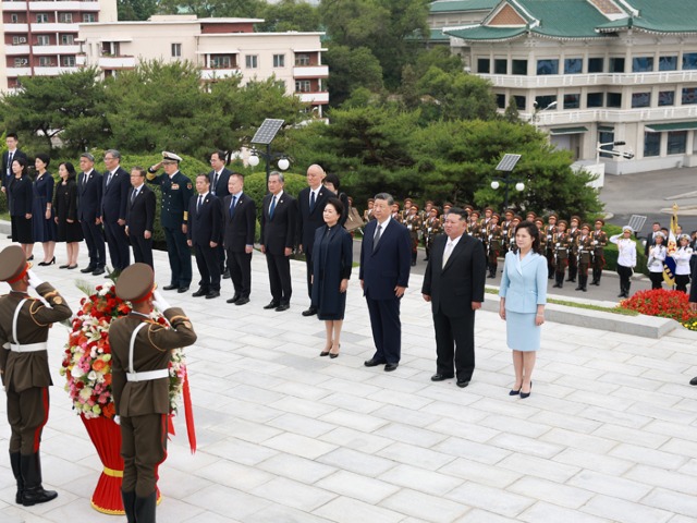 习近平和彭丽媛参谒中朝友谊塔