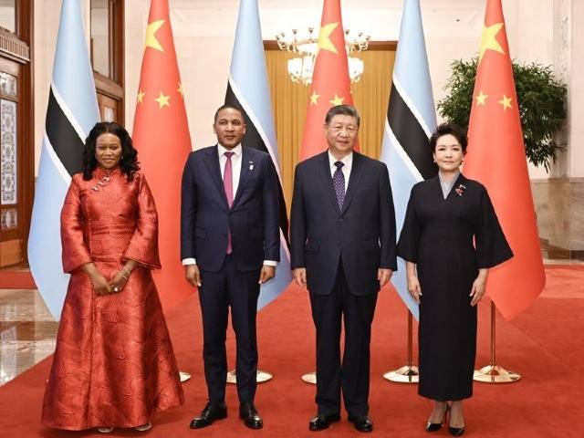 习近平同博茨瓦纳总统博科会谈