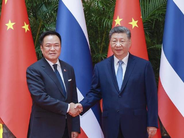 习近平会见泰国总理阿努廷