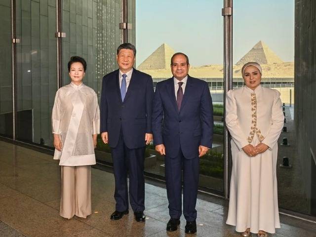 习近平和彭丽媛同埃及总统塞西夫妇共同参观大埃及博物馆