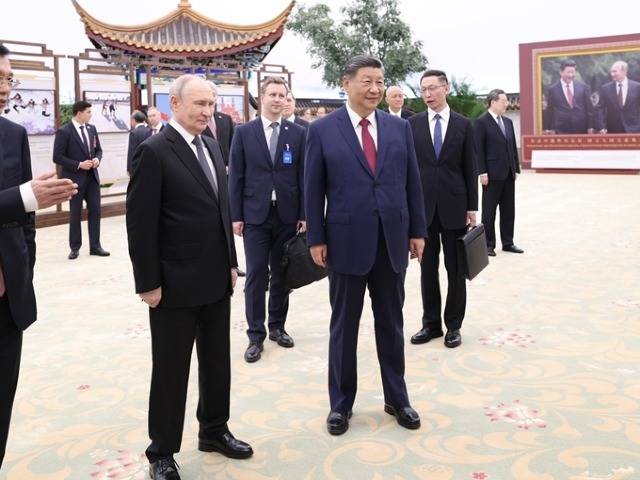 习近平同俄罗斯总统普京共同参观“传承中俄世代友好 树立大国关系典范”图片展