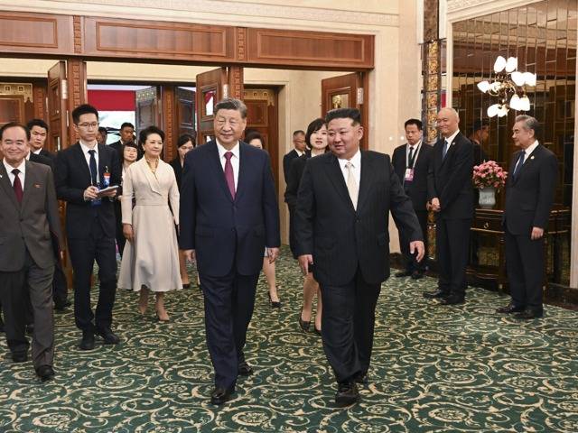 习近平夫妇出席金正恩夫妇举行的小范围午宴