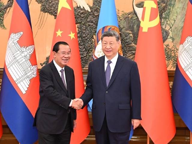 习近平会见柬埔寨人民党主席、参议院主席洪森