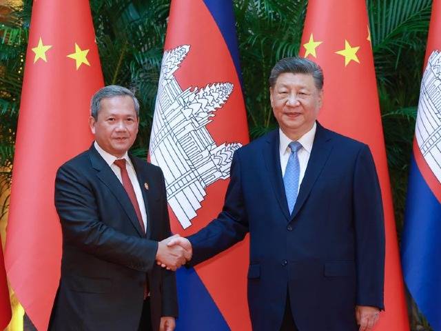 习近平会见柬埔寨首相洪玛奈